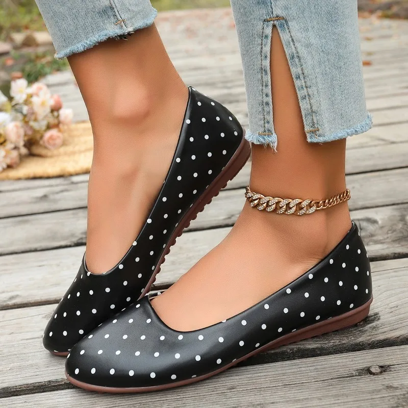レディース ホワイト ポルカドット フラットシューズ ラウン - Loafer Flat Women のレビューと価格