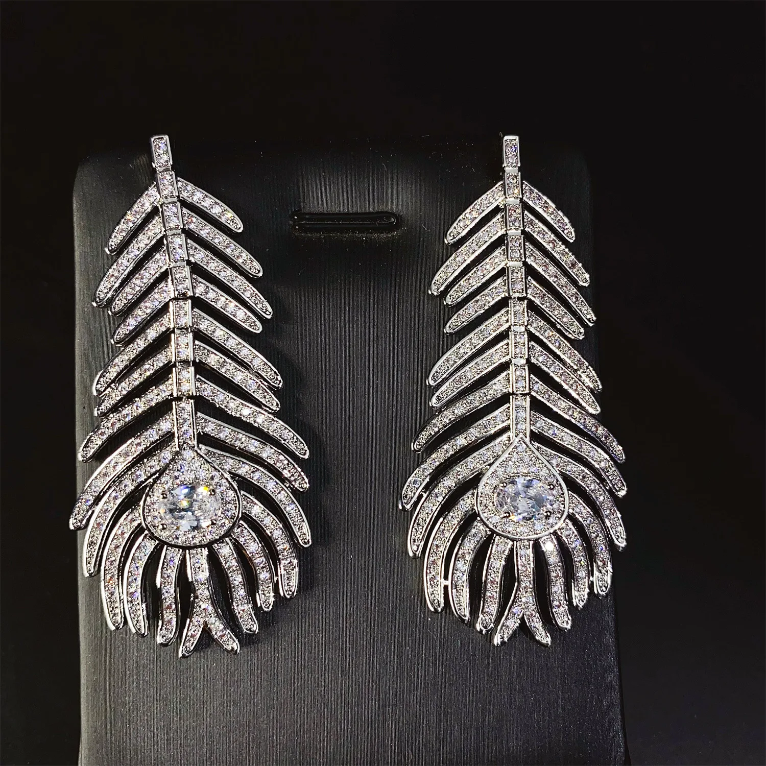 Fashion Temperament Jewelry sliver color Feather Earrings Women's Dress Light Luxury Decoration Dubai Wedding Holiday Gift E366