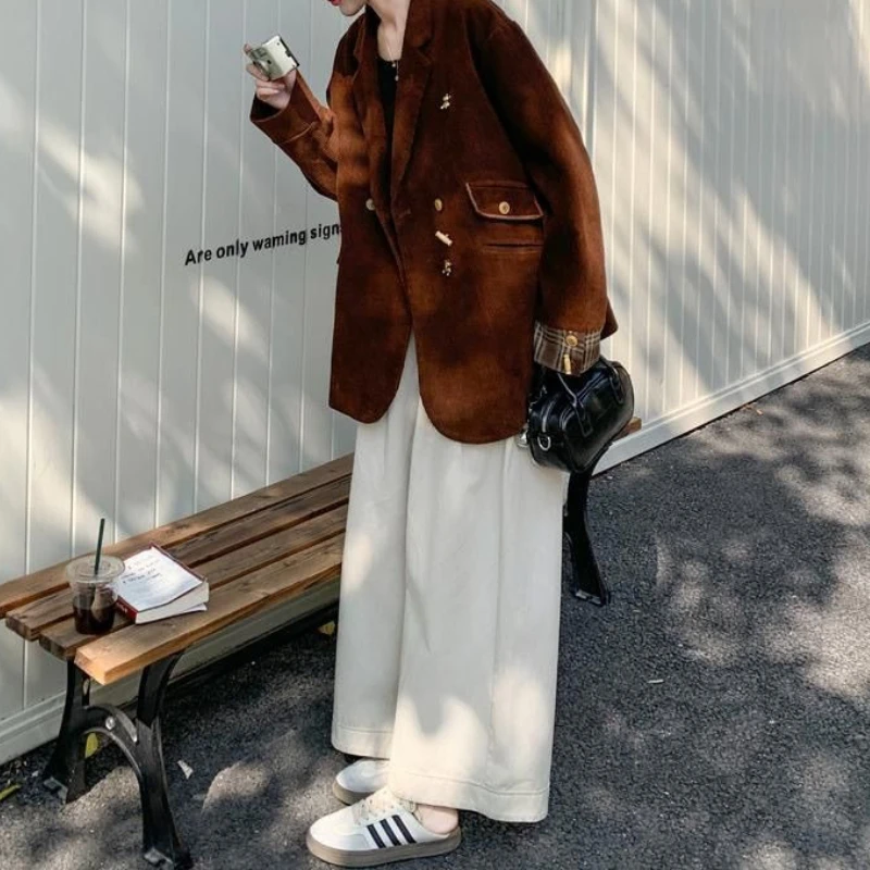 เสื้อเบลเซอร์ผ้าลูกฟูกสีน้ำตาลสำหรับผู้หญิง คอลเลคชั่นใหม่ ฤดูใบไม้ผลิ 2026 สไตล์เรโทรลำลอง เสื้อสูทตัวเล็ก