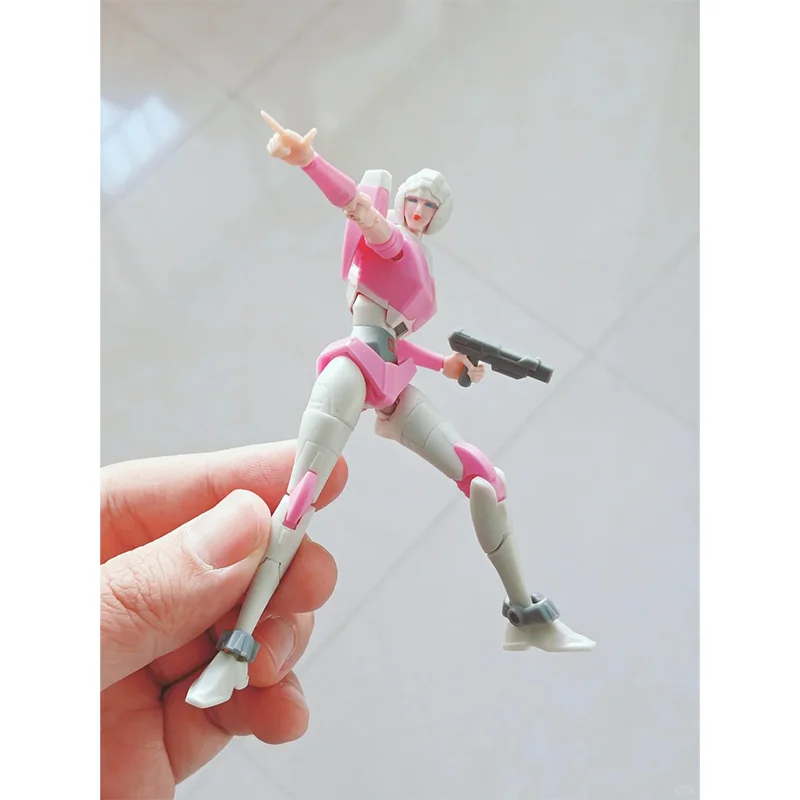 AULDEY AAE First Wave Arcee Transformers-figuur, gemaakt van ABS-materiaal, voorzien van ultratoegbare gewrichten, staat 15 cm hoog