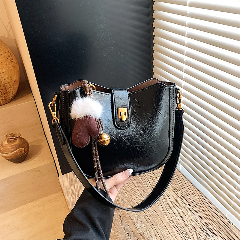 

Premium Saddle Bag Fashion Commuter Messenger Bag Women's 2026 New Korean Version Retro Matte Shoulder Armpit Bag