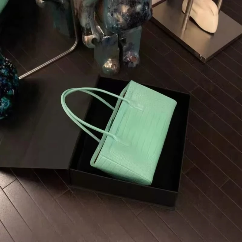 Crocodile-embossed Tote Bag Large Capacity Elegant Green Shoulder Handbags for Woman Elegant Pu Leather Bags Genuine Luxury view 5