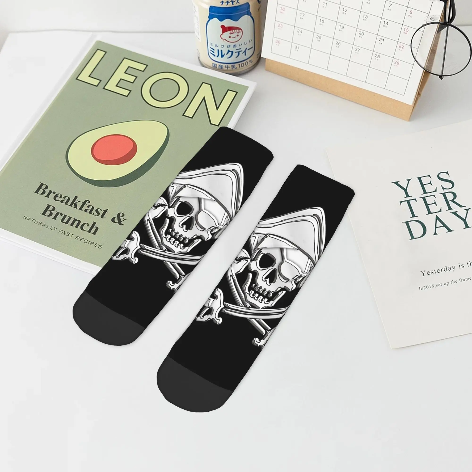 جميع المواسم الكروم بحري القراصنة عظمتين متقاطعتين الجوارب Harajuku الرياضة الأوسط جوارب أنبوبية لينة الهيب هوب جوارب للرجال والنساء