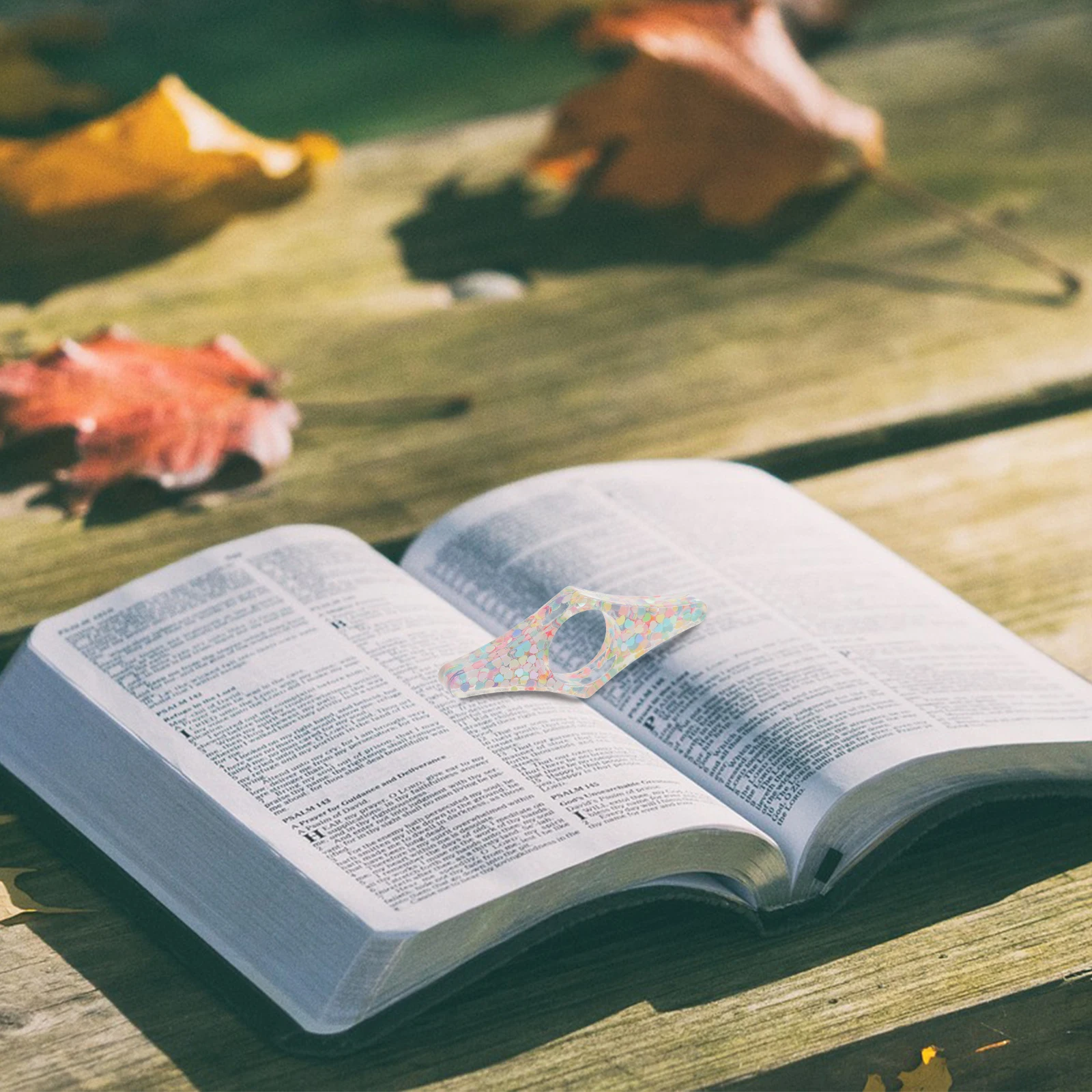 

Plastic Thumb Ring Book Page Holder Heart Shape Reading Aid Portable Lightweight Book Accessory Ideal Gift for Readers