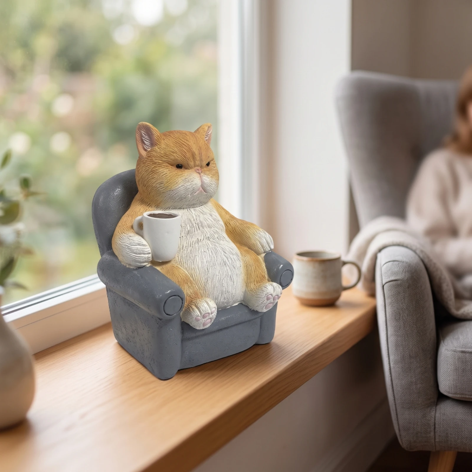 Cat Figurine with Solar Light Decorative Solar Cat Statue Tabletop Ornament Small Hand-Painted for Desk, Garden