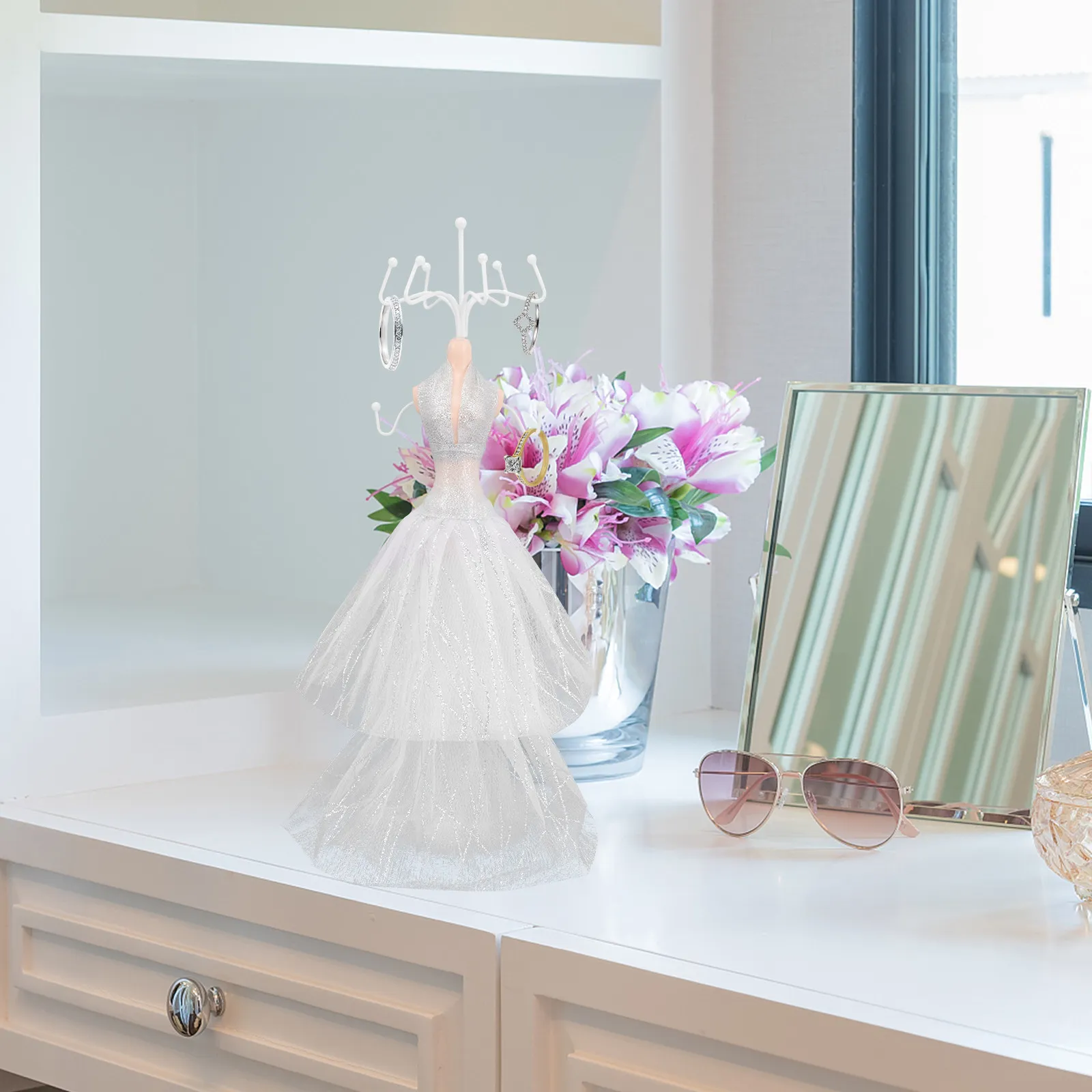 

Подставка-органайзер для украшений: держатель для ожерелий, браслетов, колец, серег. Прочный, из сетчатого материала, классический стиль, для туалетного столика.