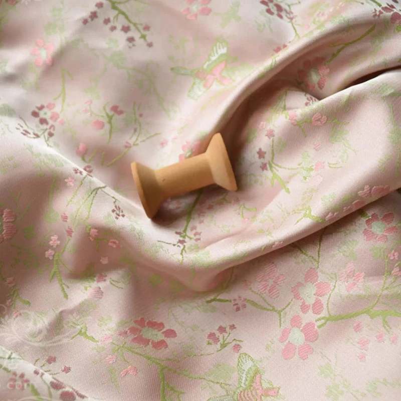 

Ткань жаккардовая атласная розовая с узором вишневого цвета, 50 см x 145 см, высокой плотности, для чонсамов, жилетов, одежды в китайском стиле, модные ткани