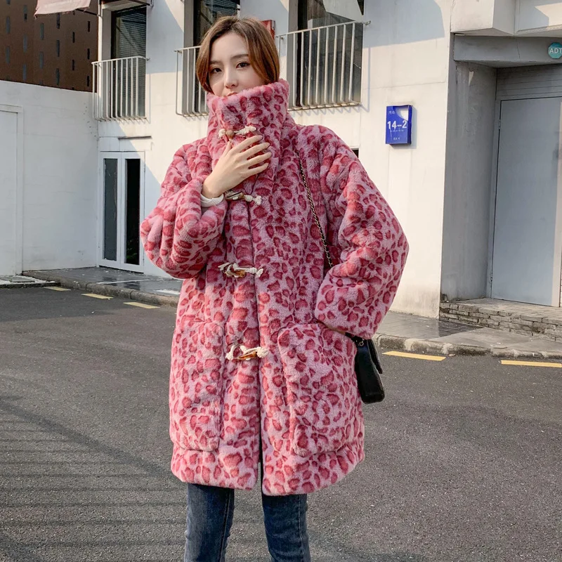 New Rose Pink Leopard Pattern Coat Imitation Fur Medium Length Loose 2023 Winter Women\'s Coat Horn Button Plush Warm Coat