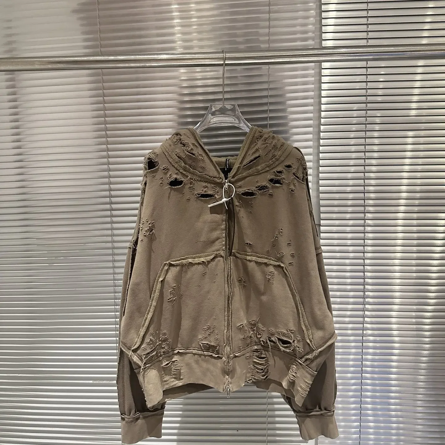 Latui Atelier Rose Park Chae-young Kwan Xiaotong, sudadera con cremallera desgastada del mismo estilo que se convierte en una chaqueta vieja
