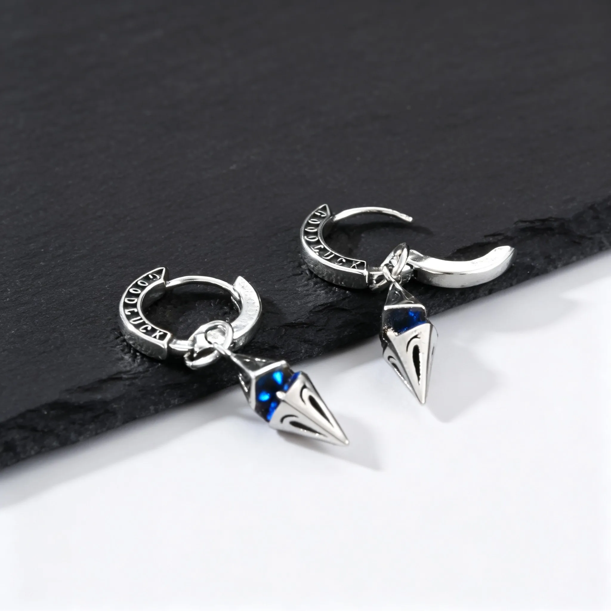 Blaue Zirkon-Creolen für Männer, Hip-Hop Geometrische Glücksbringer Metall-Tropfenohrringe, Punk Vintage Schmuck – Detail 1