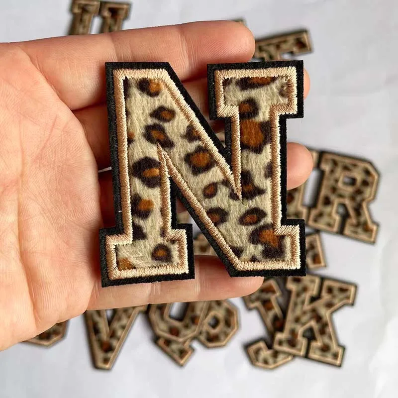 A~Z Englische Alphabet-Buchstaben-Abzeichen-Aufnäher, Leopardenmuster, Applikation, Stickerei, Aufkleber zum Aufbügeln für Kleidung, DIY-Namenskleidungsstück – Detail 5