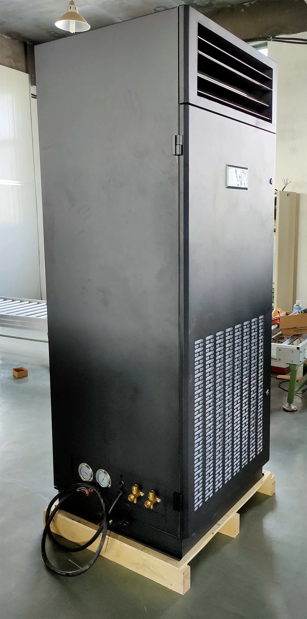 dehumidifier with air conditioners in cooling