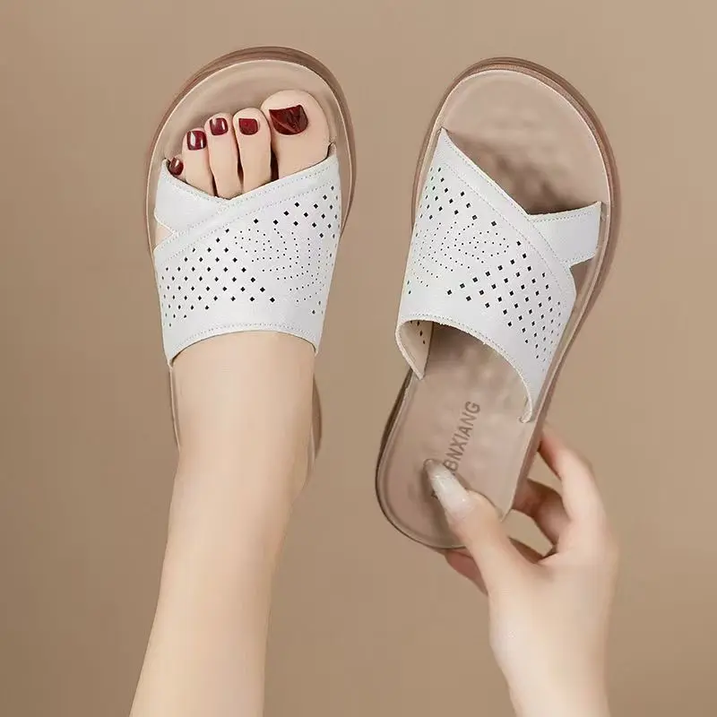 المرأة المفتوحة تو الجلود شقة وحيد النعال الصيف جديد لينة وحيد عدم الانزلاق خفيفة الوزن مريحة المنزل النعال شباشب لخارج المنزل