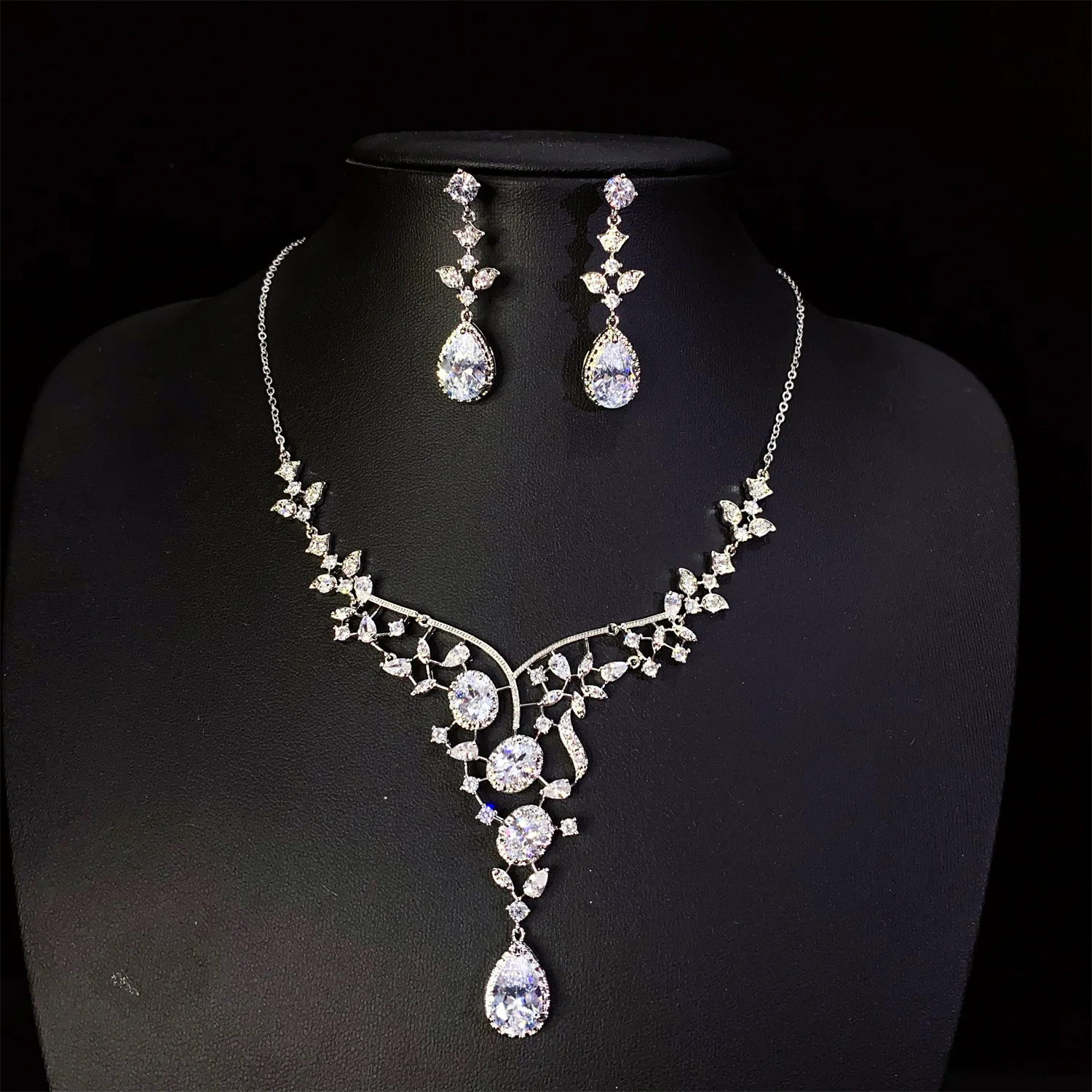 

Set of 2 Unique Delicate Water Drop Necklace Earrings Everyday Women's Dress Jewelry Suitable for Holiday Wedding Gifts M-770