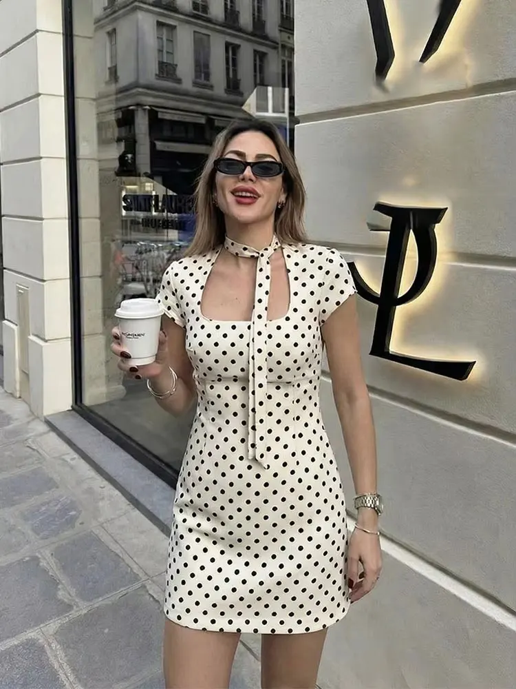 Robe Courte Femme HH Tendance Été 2026 à Pois, Manches Courtes, Lacets et Découpes – Style Urbain Él