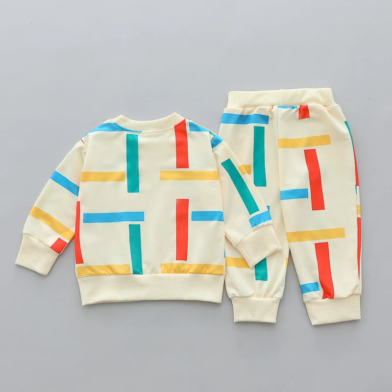 2-teiliges Baby-Outfit-Set – bequemes Baumwoll-Set für Frühling und Herbst, bestehend aus langärmeligem Oberteil und langer Hose, mit einem farbenfrohen Streifenmuster. – Detail 2
