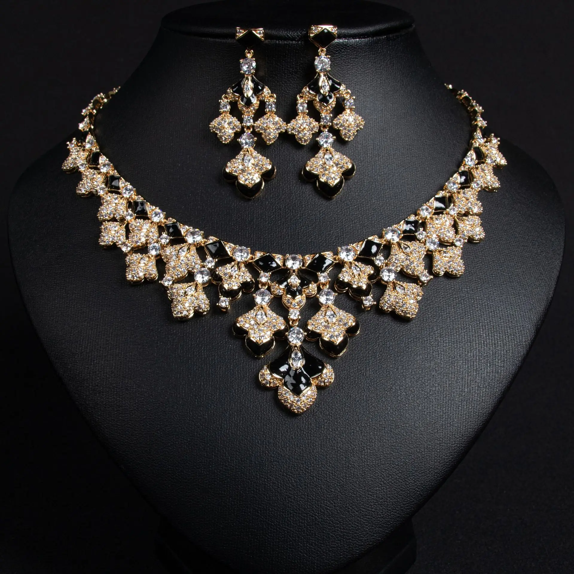 New Fashionable Maple Leaf Rhinestone Earrings Set Luxurious Classic Necklace Formal Dress Women's Jewelry Accessories