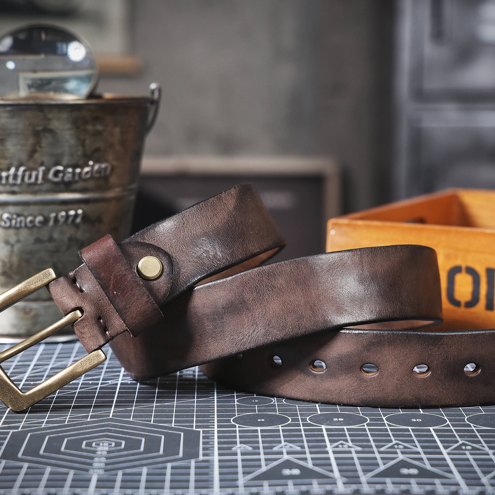 S.WORKER Klassischer dicker Herrengürtel aus echtem Leder, Messing-Dornschließe, vollnarbiges Rindsleder, Vintage-Freizeitgürtel für Jeans, mit Geschenkbox – Detail 18