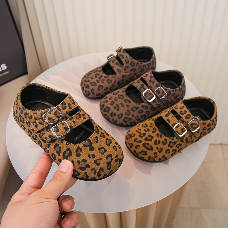 

Little Girls Animal Print Leather Shoes with Buckle 2026 New Spring Kids Ballet Flats Soft Sole Simple Princess Party Dress Up