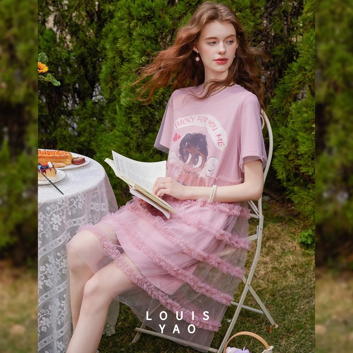 LOUISYAO Maglia Splicing T-shirt Dress 2025 Estate Falso Due Donne Abito Girocollo Cartoon Stampato Abito a maniche corte