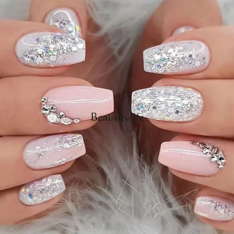 

Wear fake nail pads, pink and white contrasting color nail art, rhinestones, silver glitter nail stickers, removable