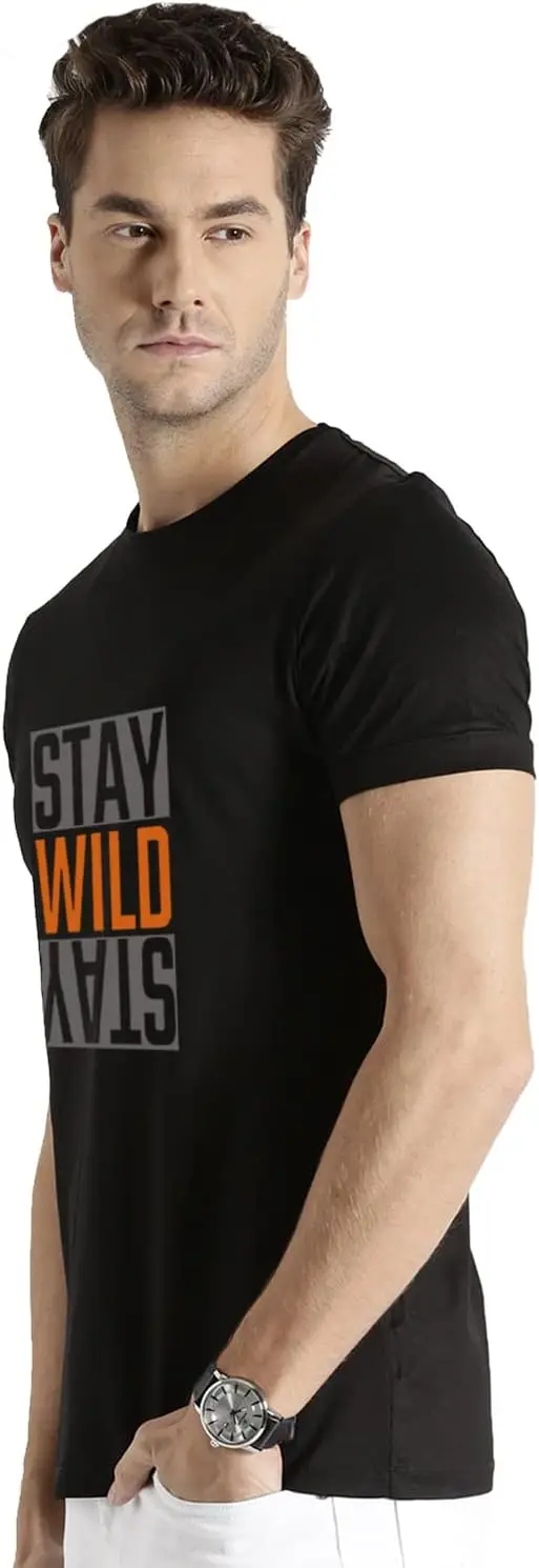 Camiseta masculina de algodão estampada com tipografia Stay Wild ADRO