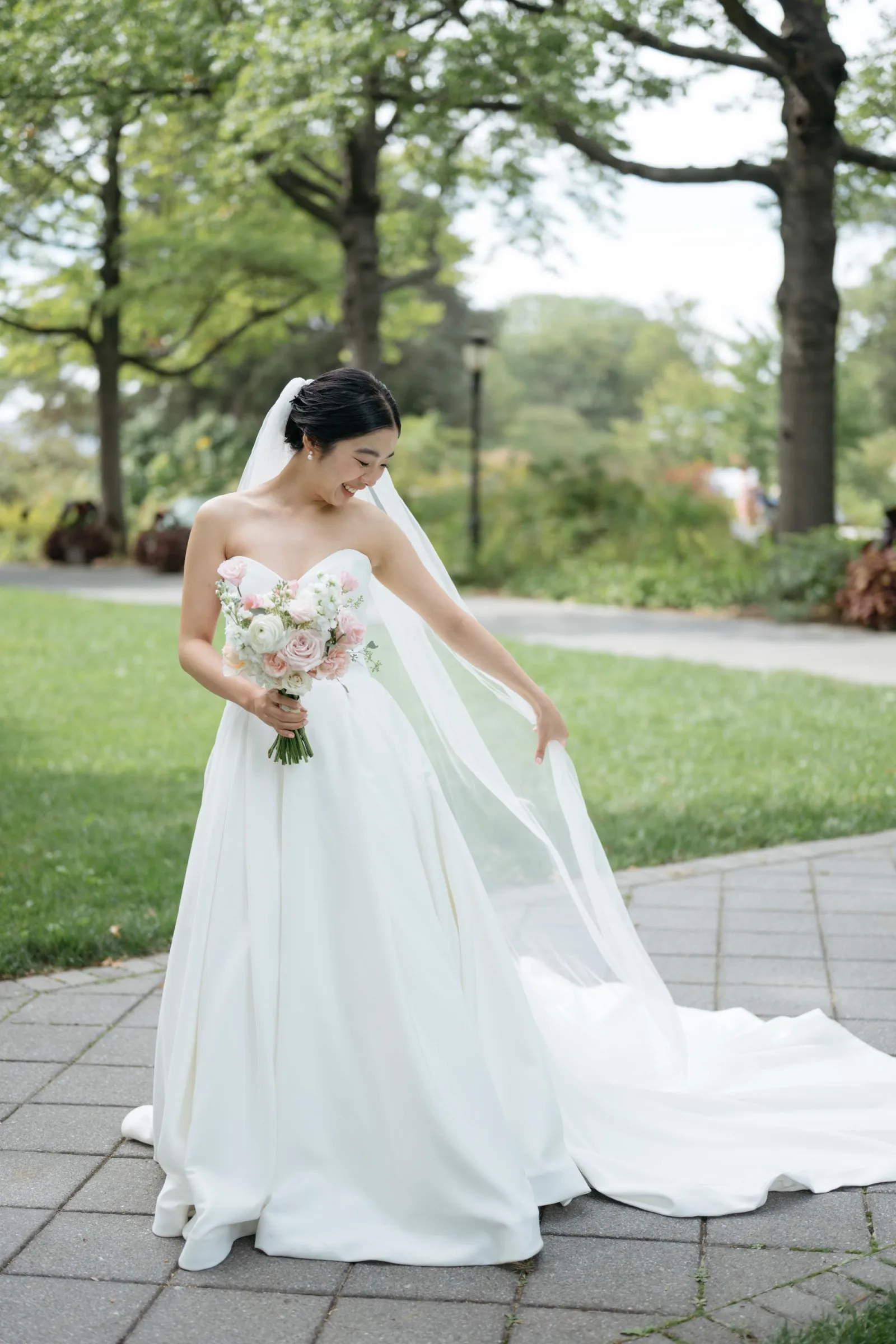 

Customized 2026 Spring Women's Strapless Wedding Dress A-Line Backless Button Decoration Satin Vestido De Novia Outdoor Wedding