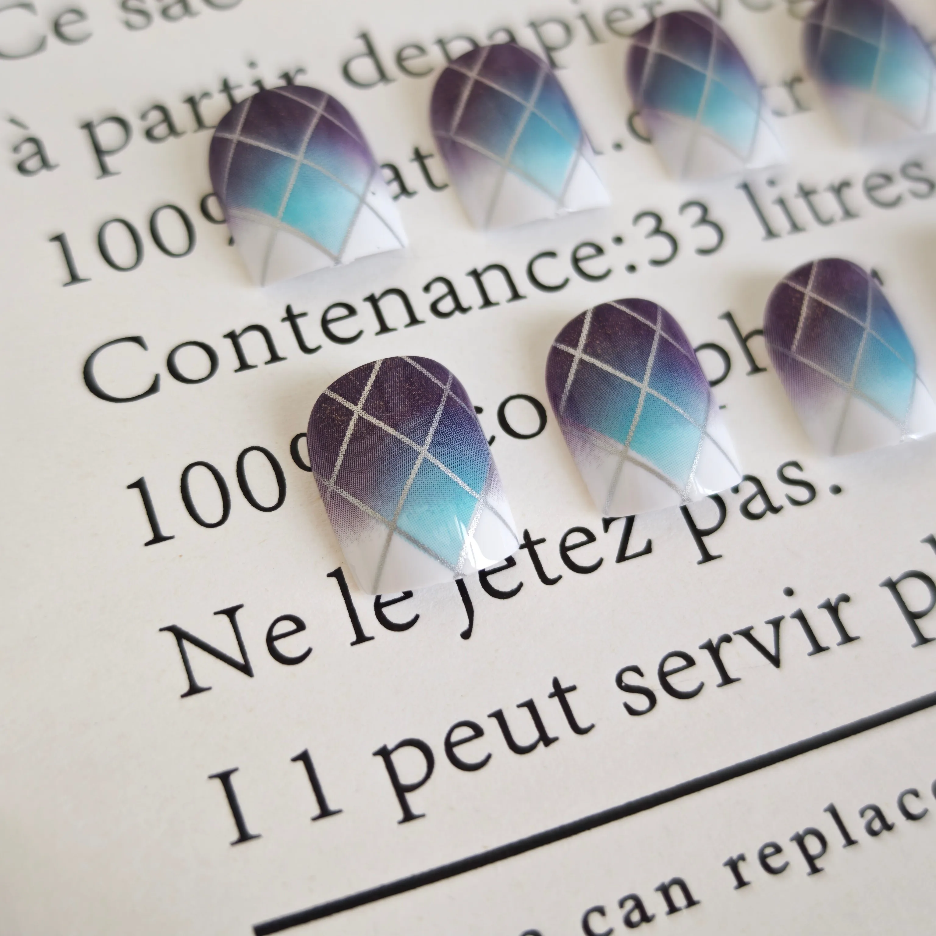 24 uñas cuadradas medianas con diseño de tablero de ajedrez azul y lavanda, juego de uñas postizas de estilo minimalista suave europeo para mujer