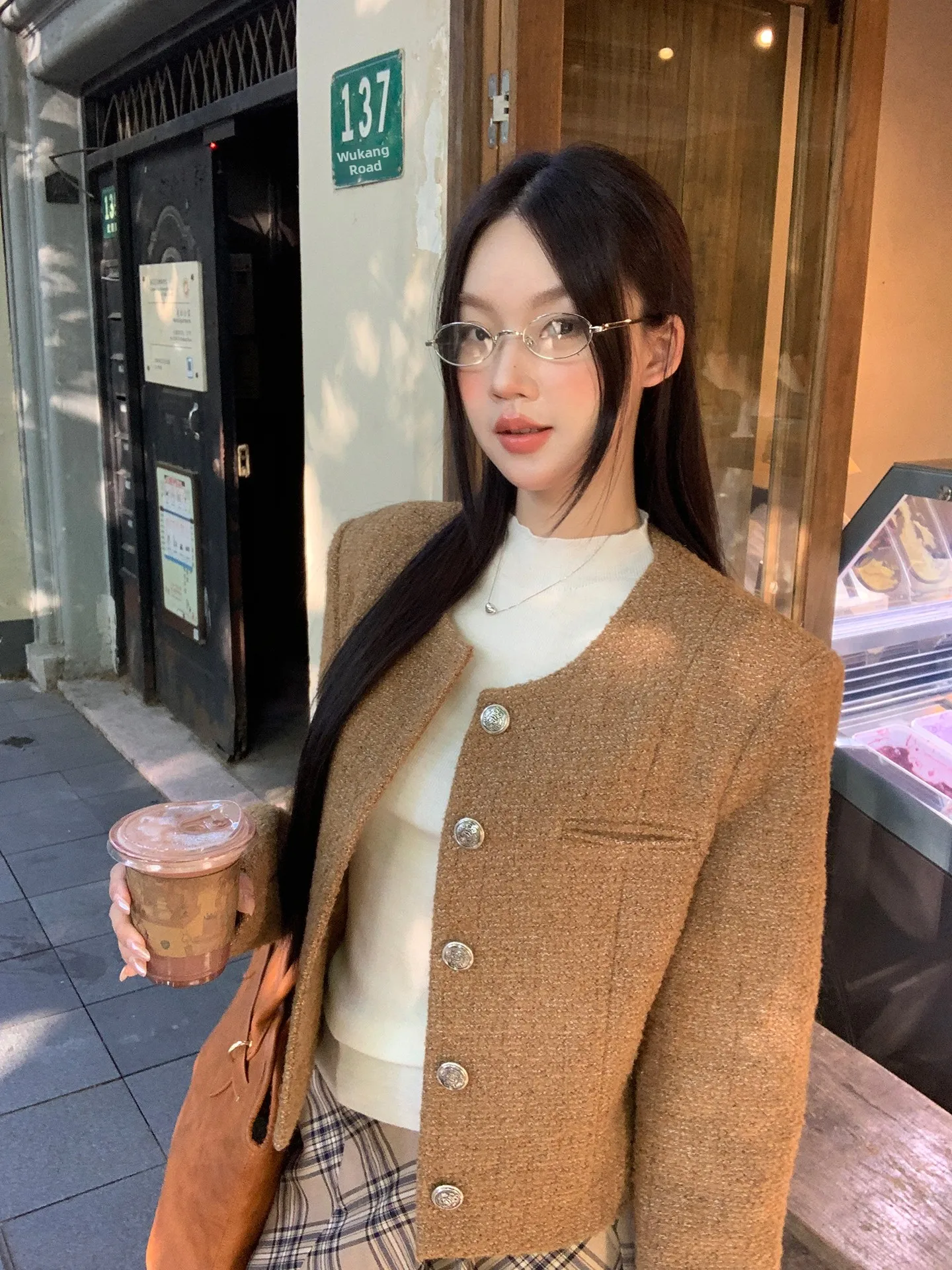 

Красное шерстяное пальто знаменитостей. Женское шерстяное пальто цвета хаки. Верхняя одежда из смеси шерсти. Прямой крой. Обычный све. Длинное круглое.