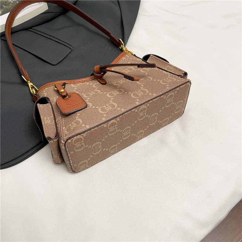 Klassische, elegante Leder-Umhängetasche für Damenhandtasche mit Schultergurt. Berühmter Designer macht den Luxusartikel her