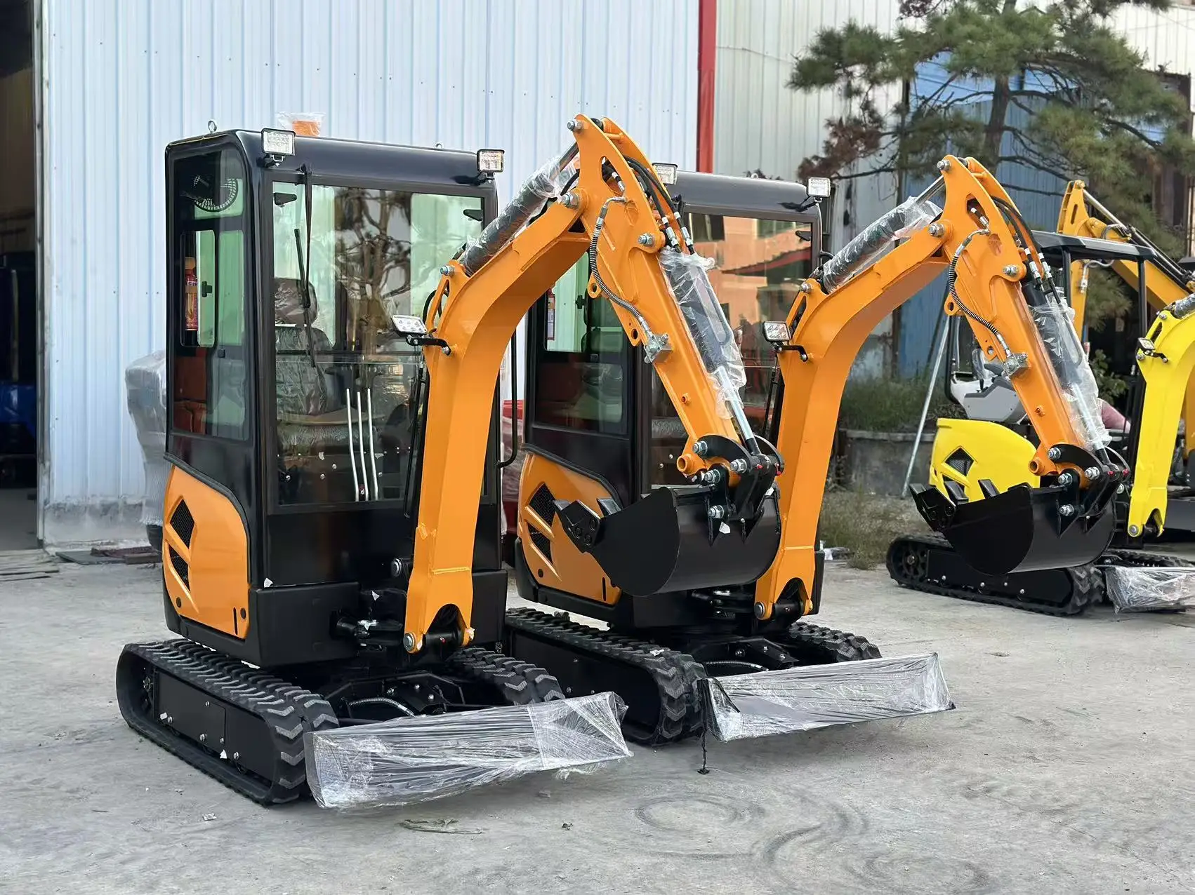 China 2 ton 1.8 Mini Excavator Free Shipping Customized Multi-function Kubota Engine Digger Small Crawler Farm Excavators Home