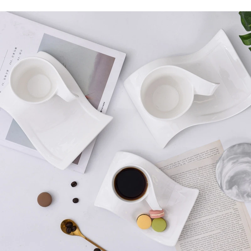 

Волнистая кофейная чашка, набор блюдец, пара послеобеденного чая, тарелка с молоком и закусками, домашняя кухня, керамическая кружка, белая посуда для напитков