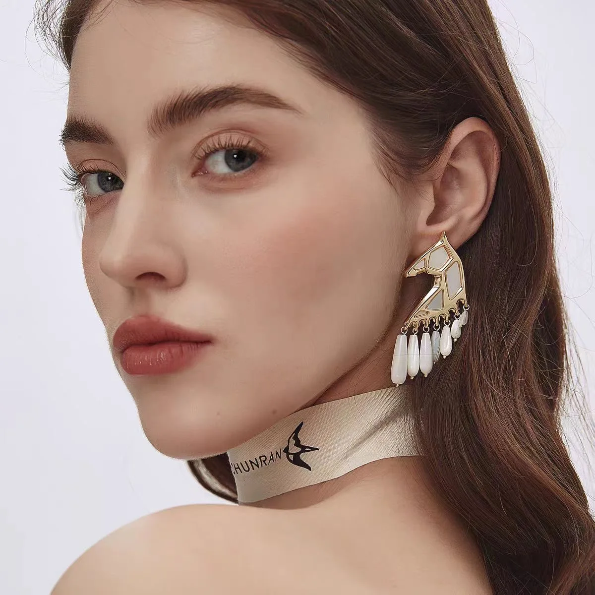 

2026 fashion classic European and American luxury exaggerated mother-of-pearl fringed earring necklace high-end exquisite desigN