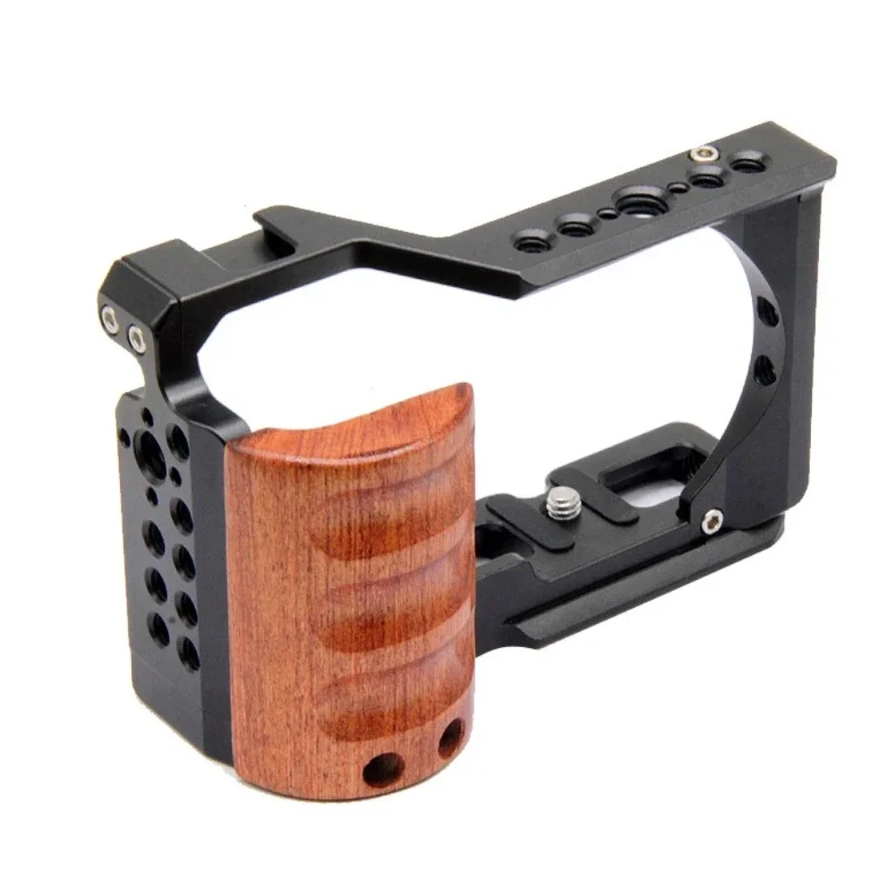 Klatka operatorska do aparatu ZV-E10 z drewnianym uchwytem, do Sony ZV-E10, z wbudowaną płytą szybkiego montażu, mocowaniem cold shoe oraz gwintami 1/4” i 3/8”. — zdjęcie produktu 4