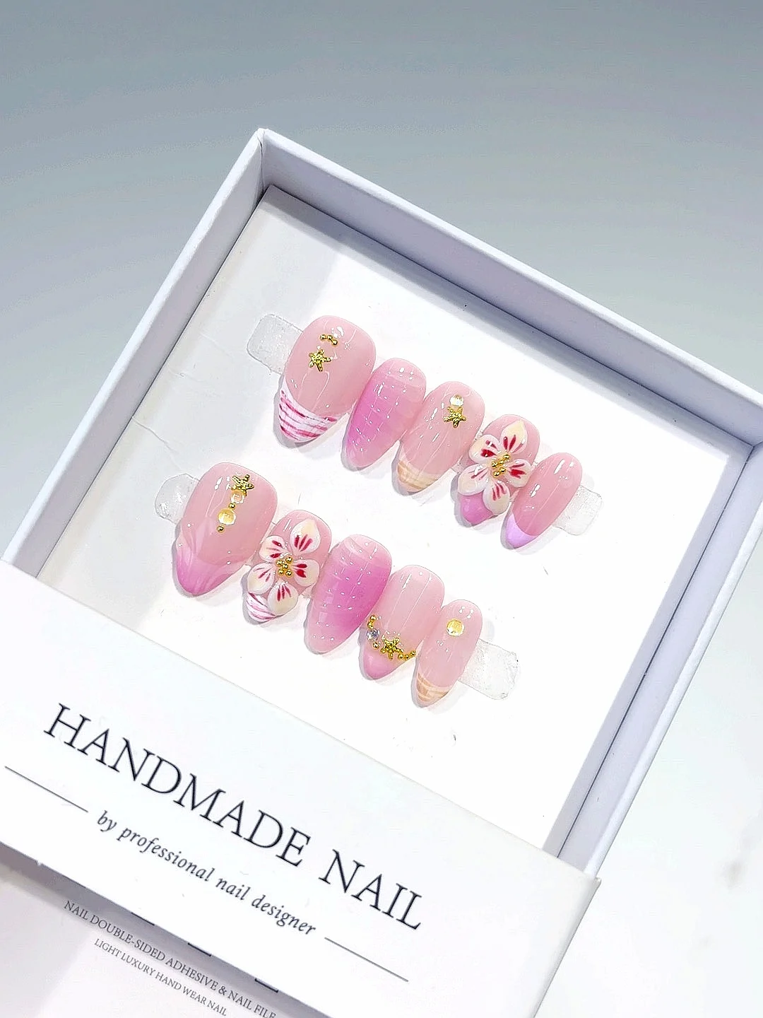 

Светло-фиолетовый градиент, трехмерный резной свет, роскошный элегантный дизайн ногтей, модный маникюр (D394)