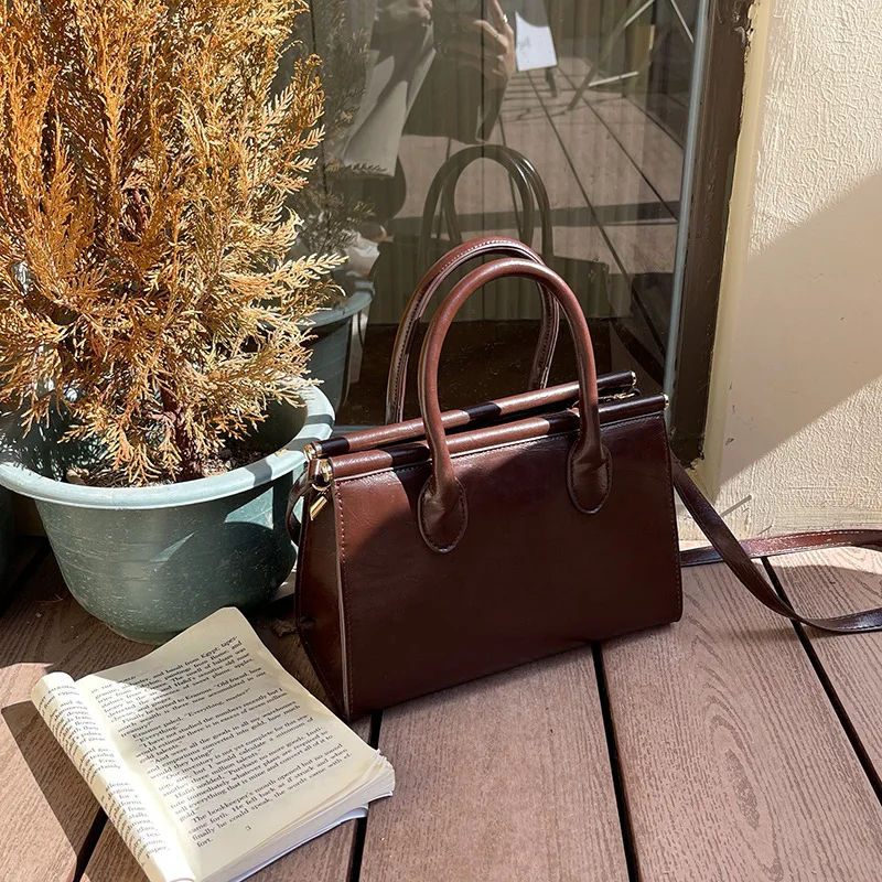 

2024 Korean version niche autumn new item retro oil wax leather shoulder handbag women's bag casual versatile diagonal cross bag