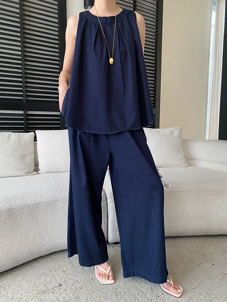 Sommerliches Damen-Set im französischen Retro-Stil: ärmellose Jeansweste mit Rundhalsausschnitt und lässige Hose in unifarbenem Design. – Detail 8