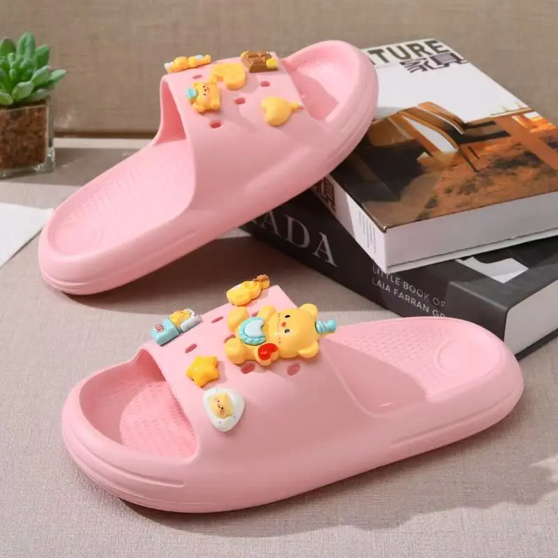 

Женские летние новые милые тапочки с мультяшным принтом, на мягкой нескользящей подошве, с защитой от запаха, для дома и ванной комнаты