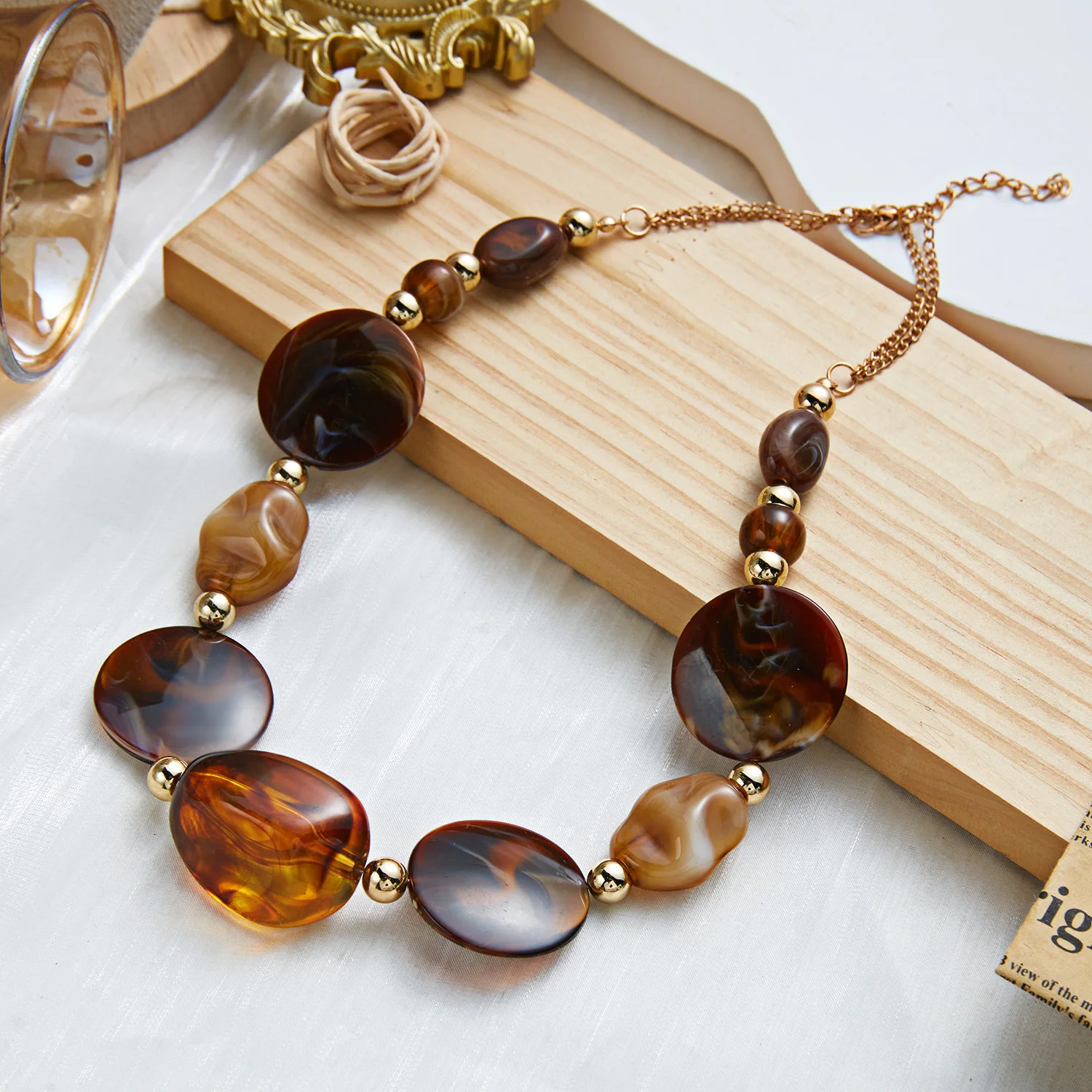 Colar choker boho de contas de resina colorida com pingente de coração - foto 10