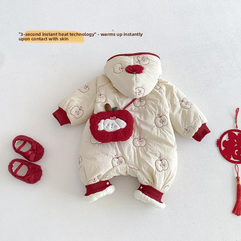 ملابس أطفال مطرزة بالتفاح للعام الجديد مع إكسسوارات للكلاب 2025 بذلة سميكة مبطنة بالقطن للشتاء الجديد