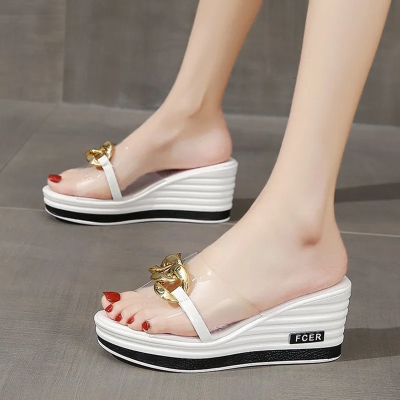 2025 جديد إمرأة أسافين منتصف الكعب النعال الصيف سلسلة موضة الشرائح شفافة الرياضة فستان الشاطئ صنادل سيدات الوجه بالتخبط مضخات