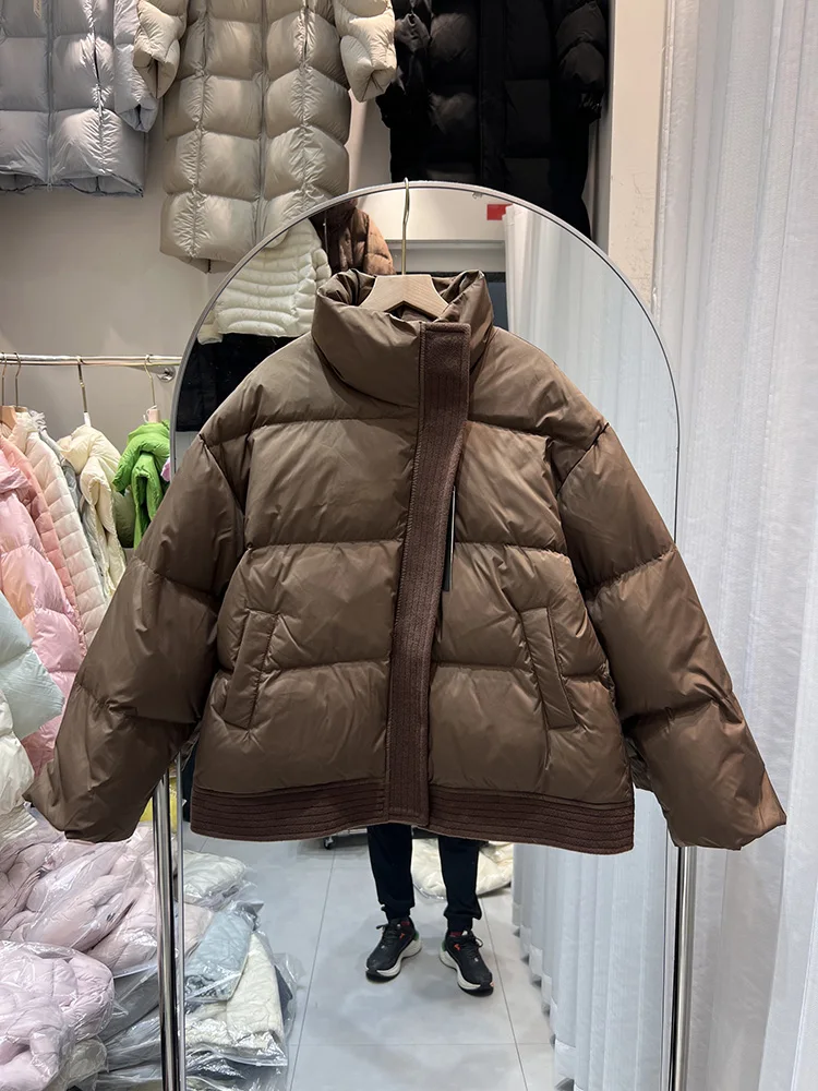 سترة نسائية شتوية جديدة موديل 2025 بياقة واقفة وتصميم عصري قصير سترة فضفاضة من ريش البط الأبيض