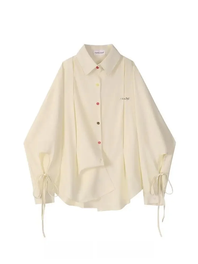 เสื้อแขนยาวผู้หญิงซาตินปุ่มลงเสื้อหลวมสไตล์แฟนกลางอินเทรนด์ฤดูใบไม้ผลิสบายทุกวันสตรีทแวร์