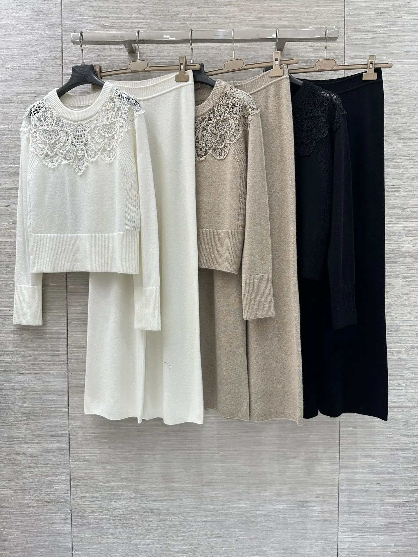 เสื้อไหมพรมถักมือลายลูกไม้สำหรับผู้หญิง แขนยาว คอกลม สไตล์ลำลอง สำหรับฤดูใบไม้ร่วงและฤดูหนาว ทำจากแคชเมียร์แท้