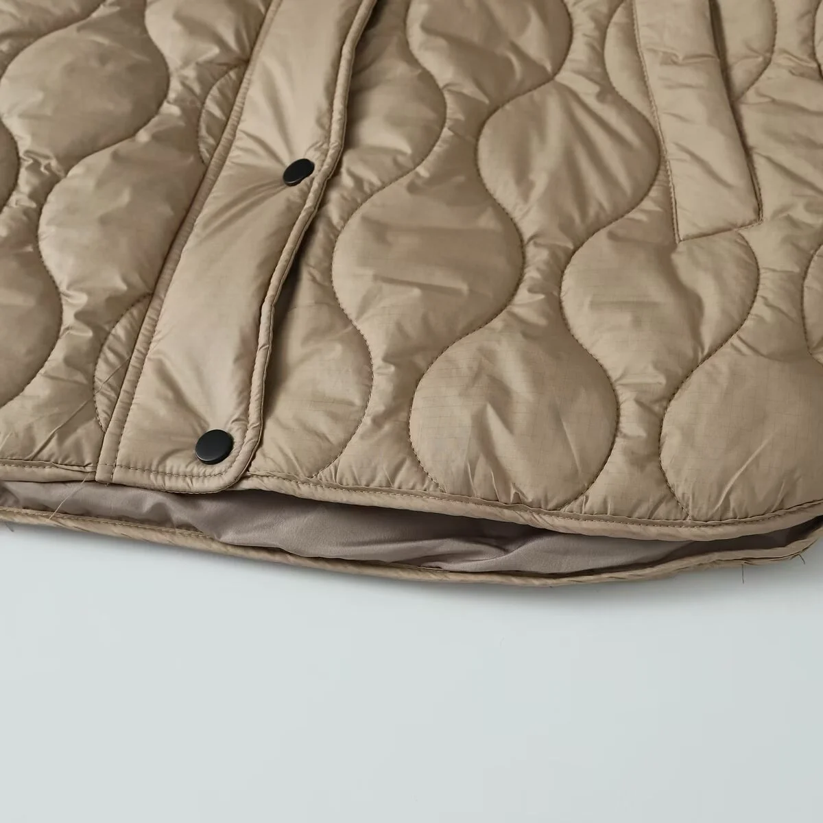 เสื้อแจ็คเก็ตผ้าฝ้ายแขนยาวมีฮู้ดทรงหลวมตกแต่งกระเป๋าทรงเพชรแฟชั่นลำลองสำหรับผู้หญิงใหม่ประจำฤดูใบไม้ร่วงปี 2025