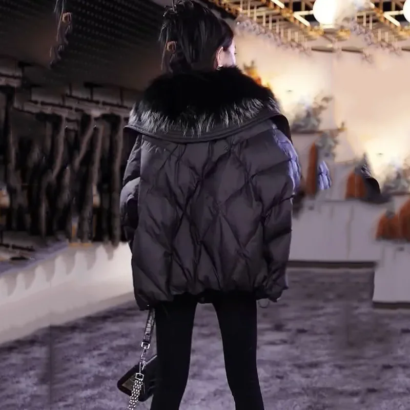 Piumino in stile europeo con ampio collo in pelliccia, popolare e alla moda, che supera lo stile Lingge, inverno da donna nuovo 2025