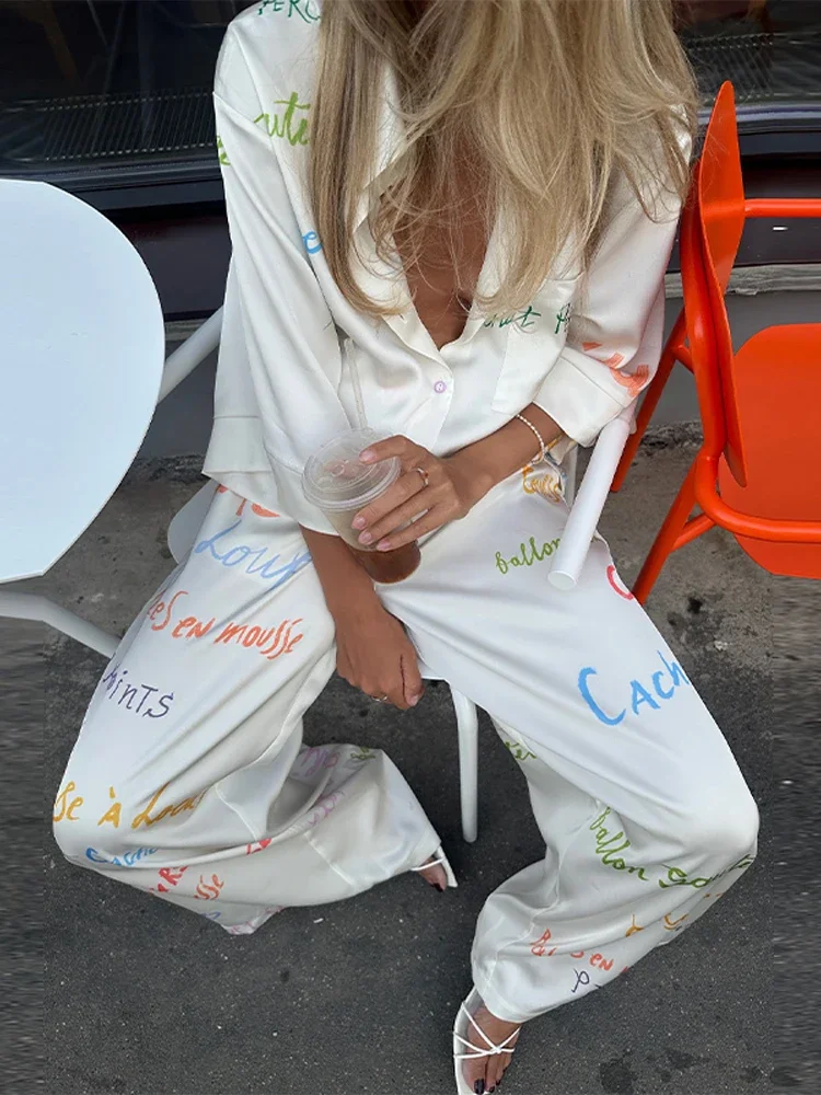 Damen Zweiteiler Set: Farbenfrohe Bluse mit Graffiti-Buchstaben-Print, Hemdkragen und Weite Hose – Urlaubskleidung – Detail 17