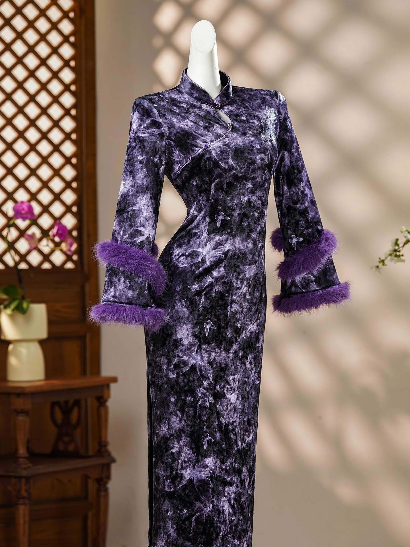 

Фиолетовое бархатное ципао с завышенной талией, в китайском стиле, модное, молодежное, удобное, с длинными рукавами, макси-длина.