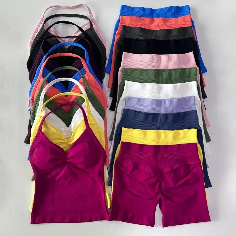 Sportset voor dames zonder logo, 2-delig: topje zonder rug en high waist scrunch seamless shorts. Sportpak, gymset, sportkleding, workoutset. - afbeelding 2