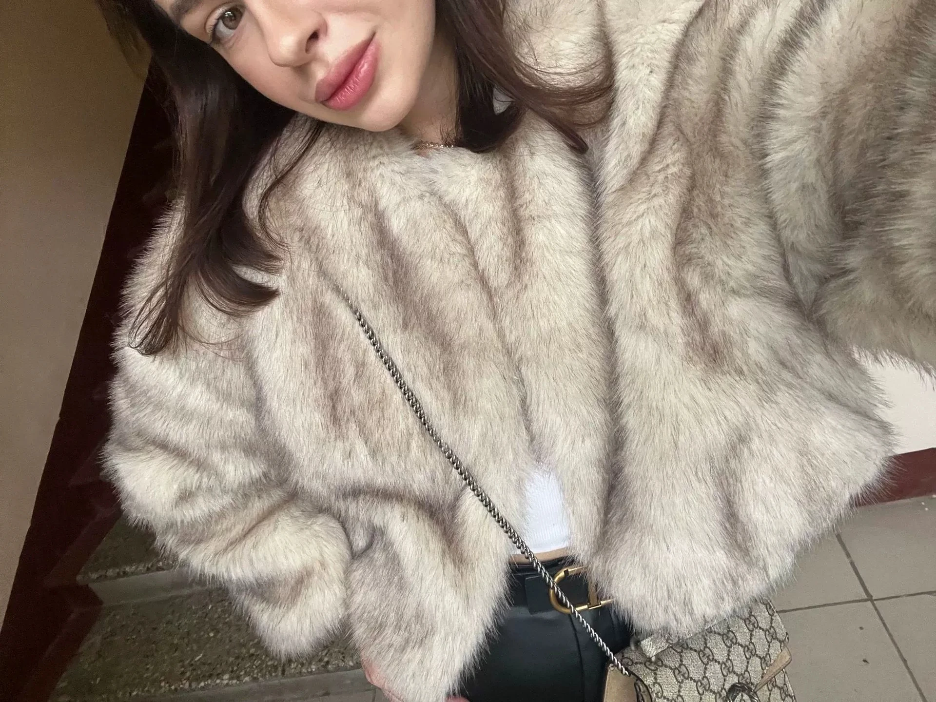 Fashionable fluffy faux fur coat understated luxury ladies winter elegant loose long sleeve jacket ladies high street coat